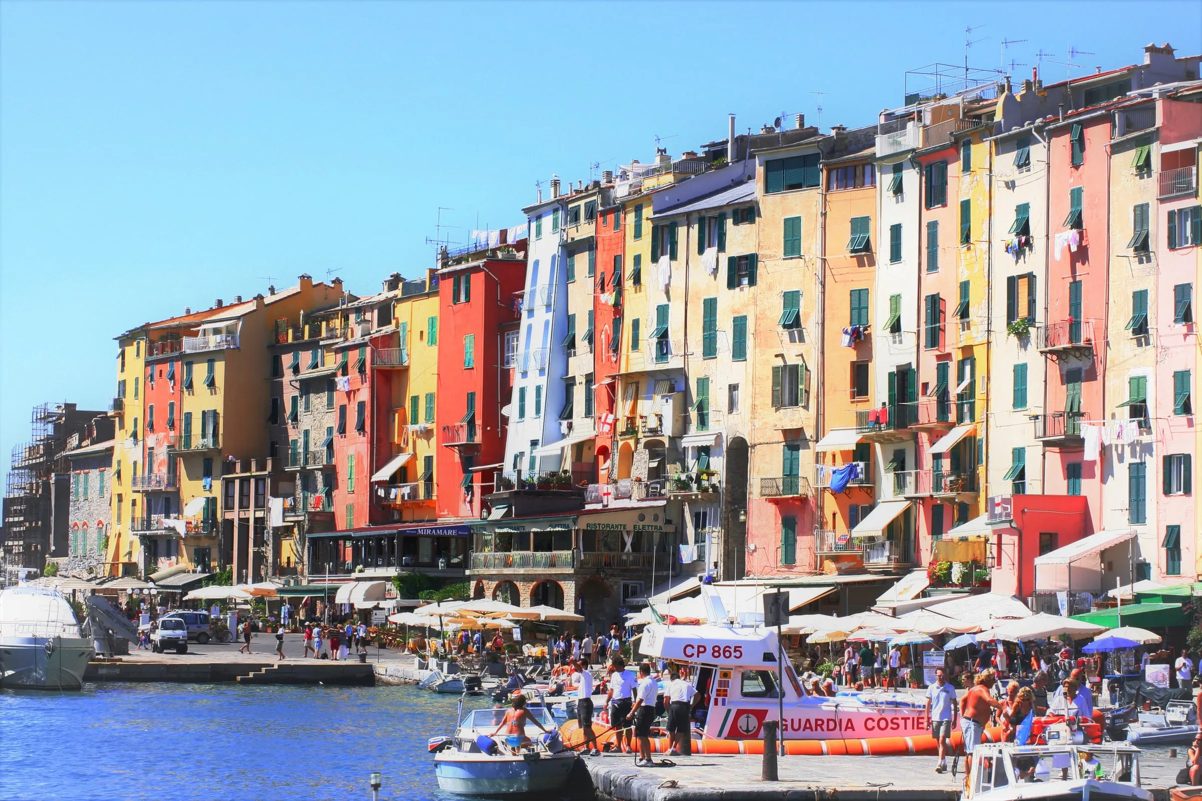 Porto Venere vista dal mare, con le case affacciate sul porto